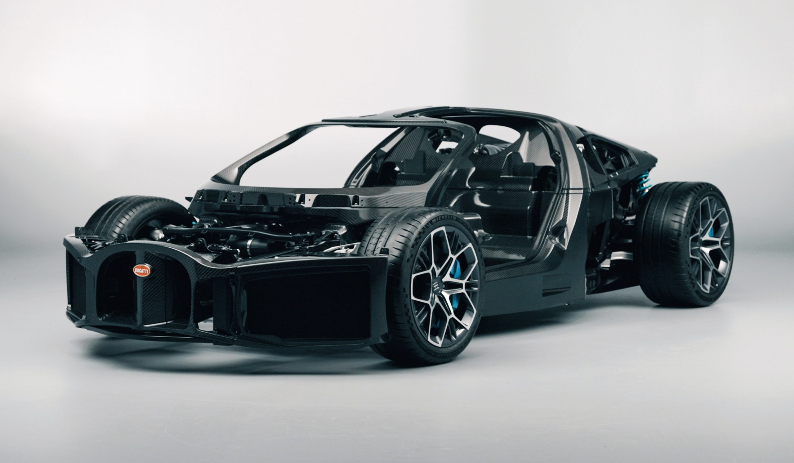 bugatti-tourbillon-chasis-05 Vista lateral del chasis de un Bugatti que muestra la arquitectura de su carrocería.