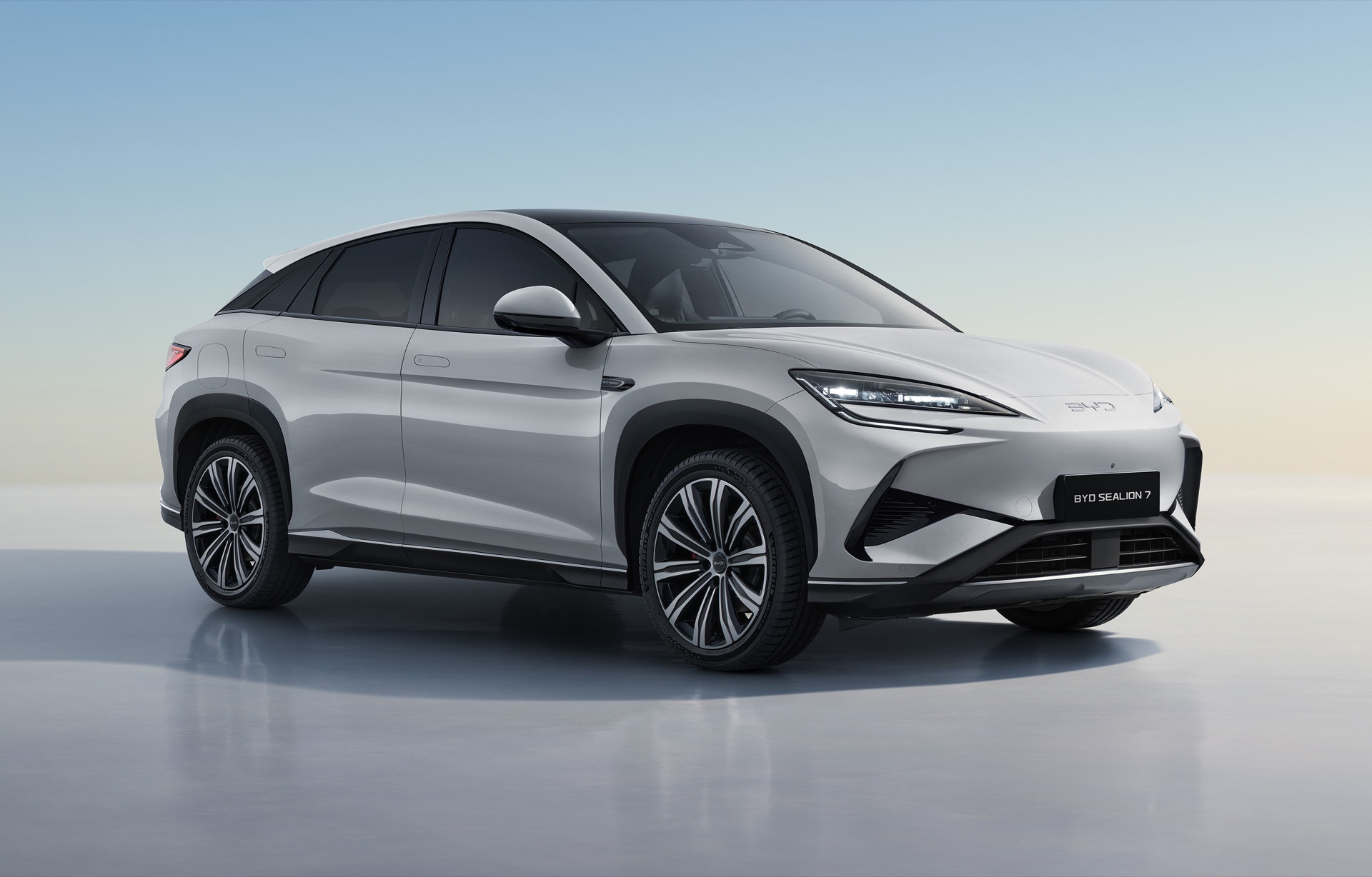 El BYD Sealion7 luce una silueta fluida que redefine la estética SUV-coupé.