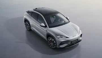 Vista lateral del BYD Sealion 7, diseño coupé que combina elegancia y deportividad.
