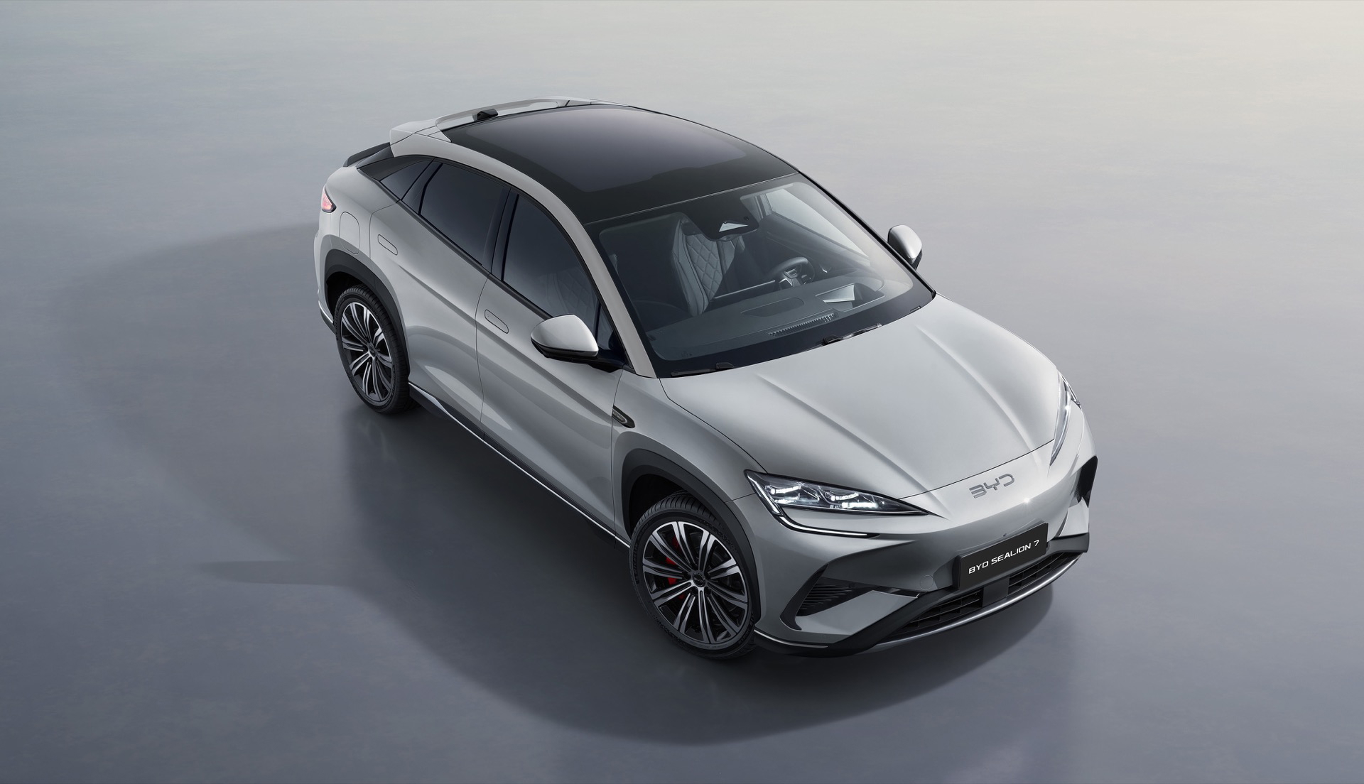 Vista lateral del BYD Sealion 7, diseño coupé que combina elegancia y deportividad.