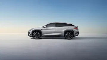 El BYD Sealion7 muestra su silueta lateral coupé que despierta interés.
