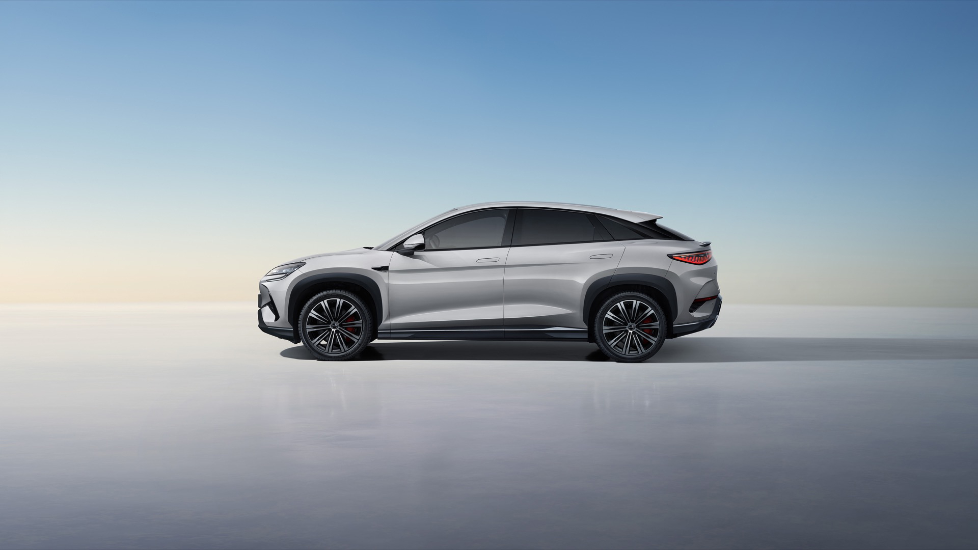 El BYD Sealion7 muestra su silueta lateral coupé que despierta interés.