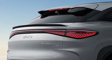 Vista trasera del BYD Sealion 7, con líneas deportivas y estilo coupé