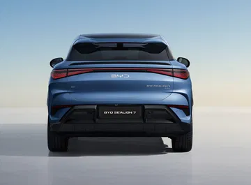 Trasera del BYD Sealion7 destacando pilotos y diseño aerodinámico