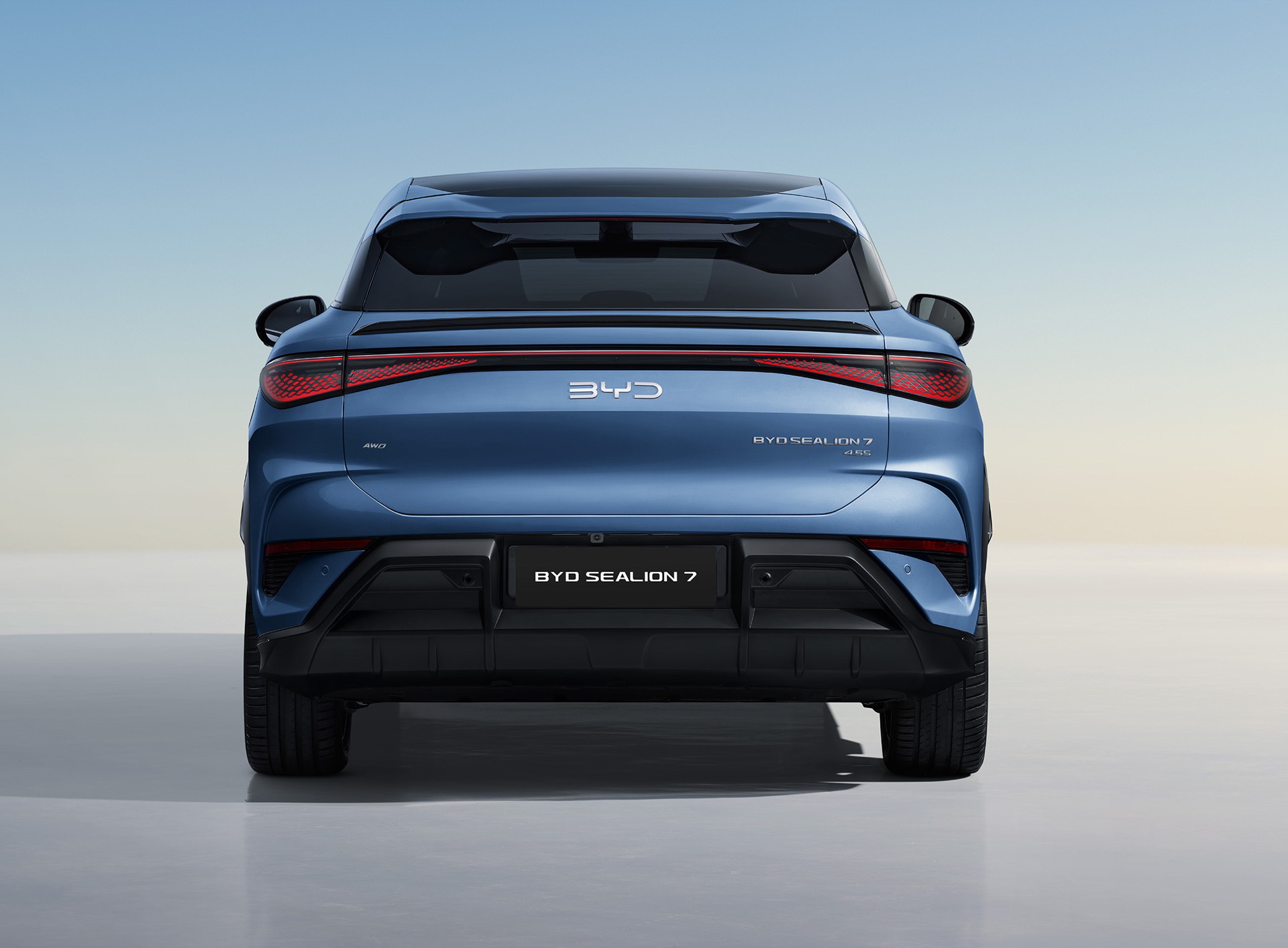 Trasera del BYD Sealion7 destacando pilotos y diseño aerodinámico