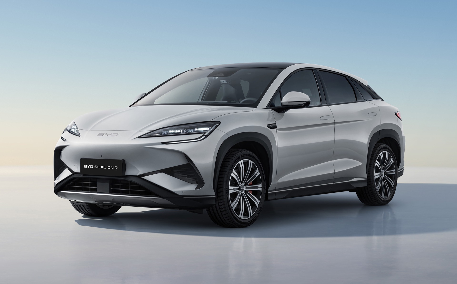 BYD Sealion7, un SUV con líneas de coupé que combina elegancia y dinámica.