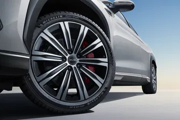 Llanta de aleación y diseño lateral del BYD Sealion7, fusión de potencia y estilo.