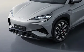 BYD Sealion7 presenta un diseño frontal sofisticado y dinámico.