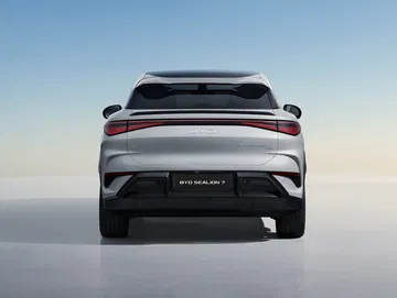 El BYD Sealion7 luce un diseño trasero imponente y moderno.