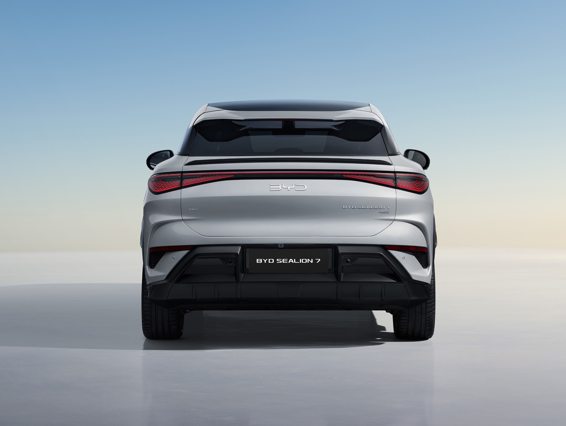 El BYD Sealion7 luce un diseño trasero imponente y moderno.