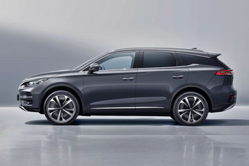 Vista lateral del BYD Tang, SUV que combina amplitud y eficiencia.