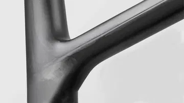 Vista cercana de la estructura de una e-bike Canyon, enfocando la unión del cuadro.