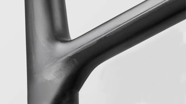 Vista cercana de la estructura de una e-bike Canyon, enfocando la unión del cuadro.