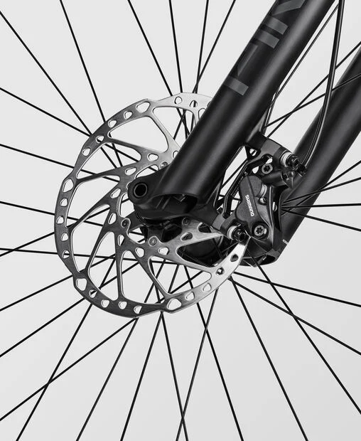 Primer plano del sistema de freno de disco de una e-bike Canyon Neuron.