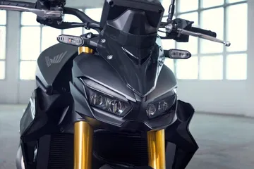 Vista frontal de la Honda CB1000 Hornet, una moto que combina agresividad y elegancia.