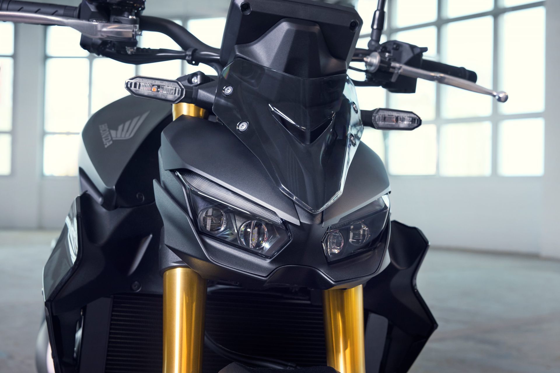 Vista frontal de la Honda CB1000 Hornet, una moto que combina agresividad y elegancia.
