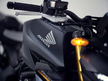 Detalle del icónico depósito CB1000 Hornet realzado por su estética agresiva.