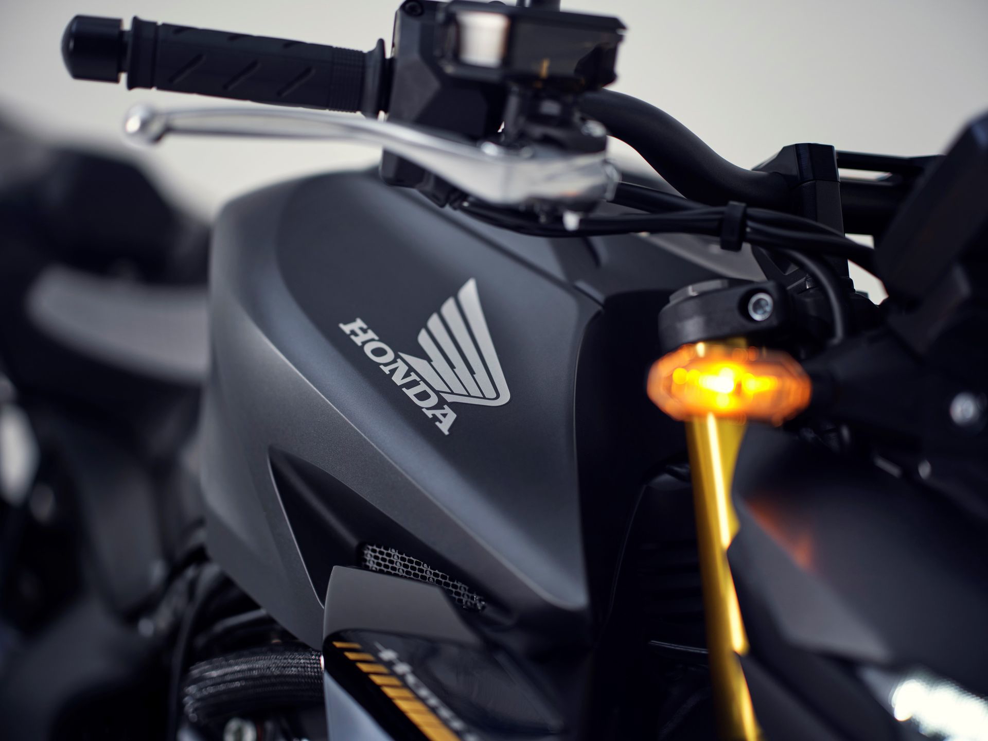Detalle del icónico depósito CB1000 Hornet realzado por su estética agresiva.
