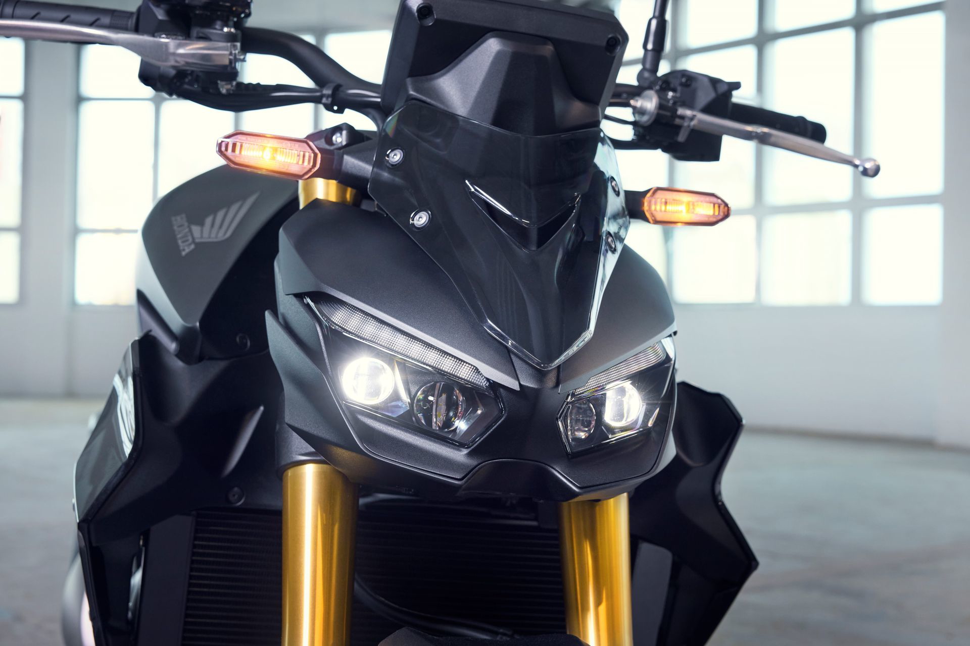 Vista frontal agresiva de la Honda CB1000 Hornet 2025.
