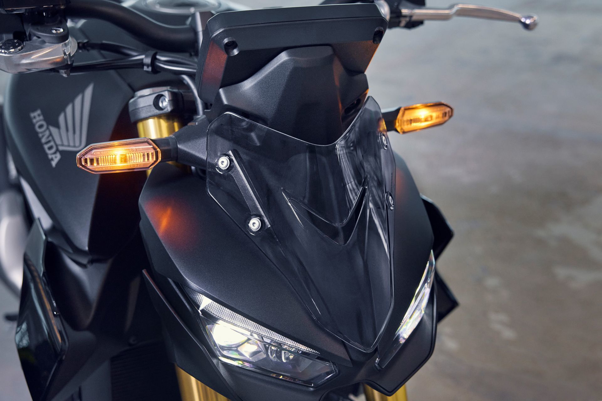 Vista frontal de la CB1000 Hornet, destacando su diseño agresivo.