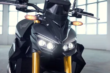 Vista frontal Honda CB1000 Hornet, destaca su agresividad y faros LED.