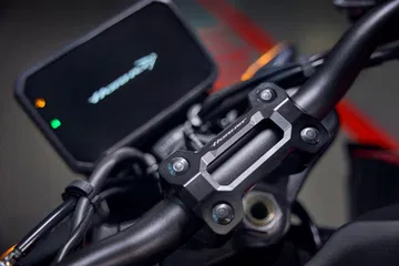 Vista del panel de instrumentos de la Honda CB1000 Hornet con diseño moderno y tecnológico.