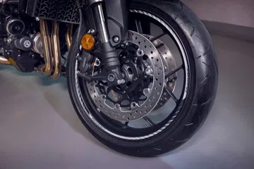 Vista detallada de la rueda y sistema de freno de la Honda CB1000 Hornet.