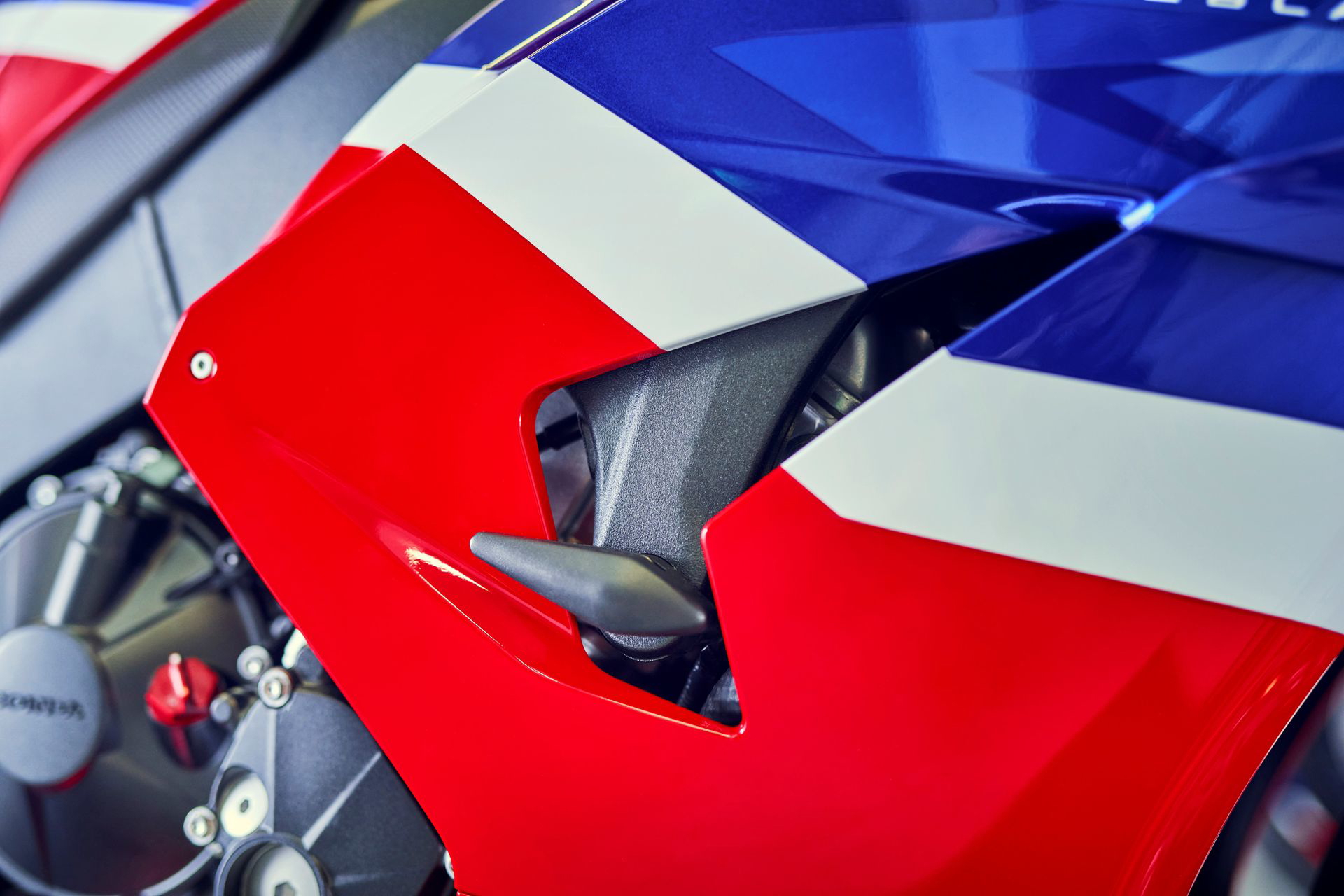 Detalle aerodinámico Honda CBR1000RR-R Fireblade, colores icónicos.