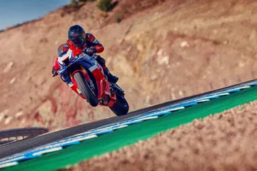 Honda CBR1000RR-R Fireblade 2024 en acción, mostrando su agilidad y diseño.