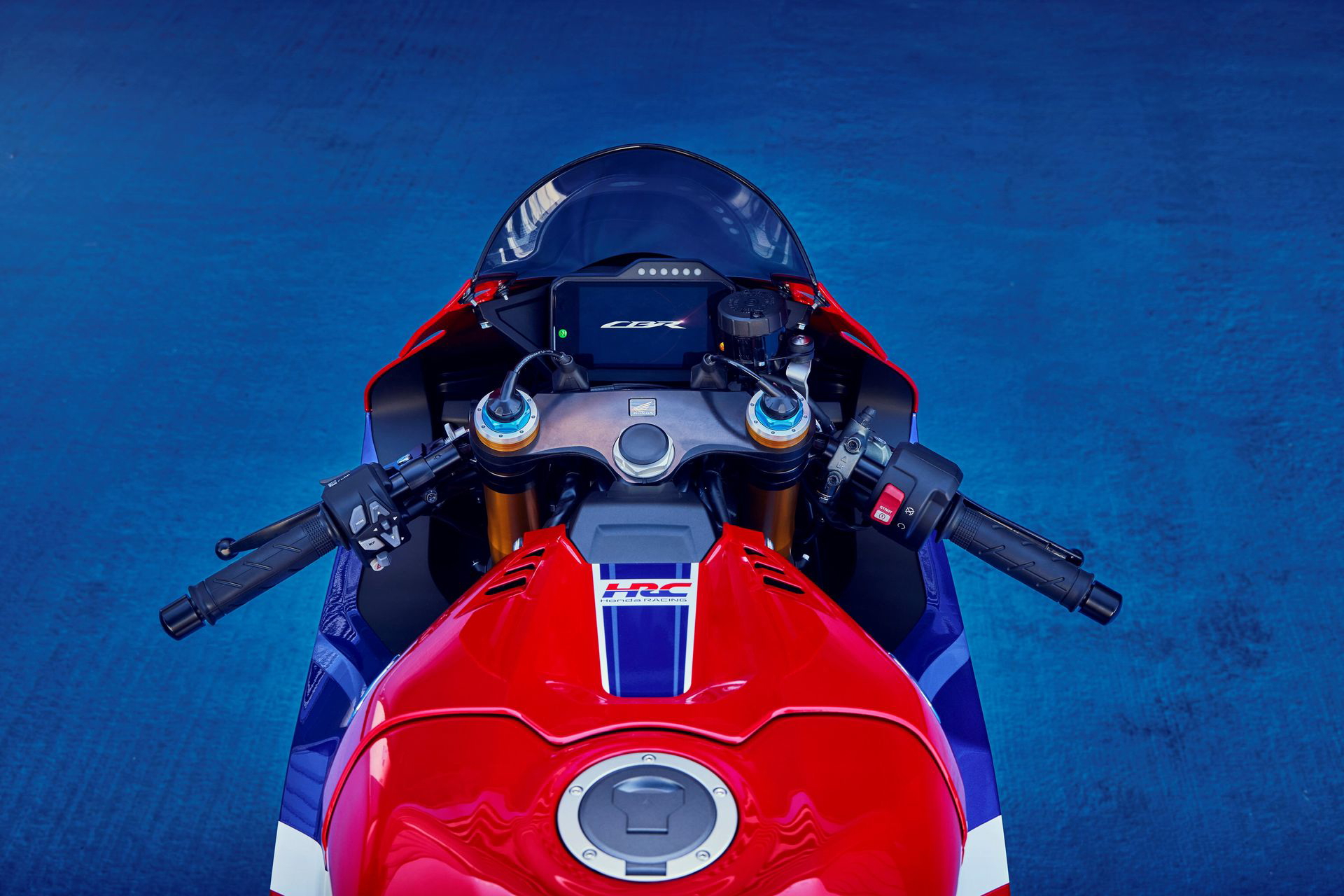 Vista frontal Honda CBR1000RR-R Fireblade 2024, agresividad y aerodinámica pura.