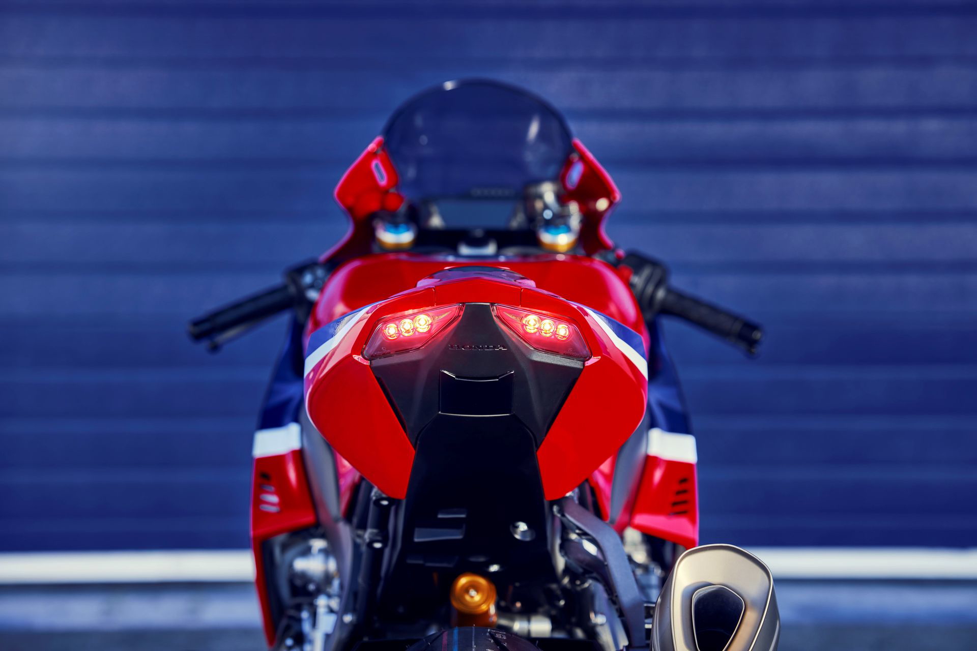 Vista trasera de la nueva CBR1000RR-R Fireblade mostrando su imponente diseño.