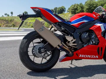 Vista lateral de la Honda CBR1000RR-R Fireblade 2024 mostrando su diseño aerodinámico.