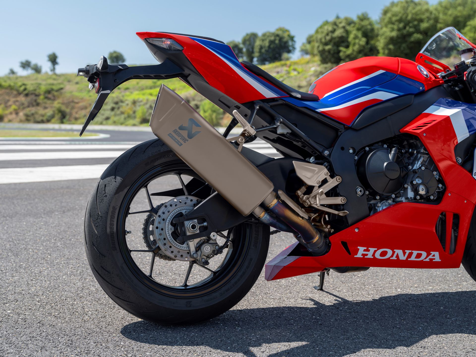 Vista lateral de la Honda CBR1000RR-R Fireblade 2024 mostrando su diseño aerodinámico.