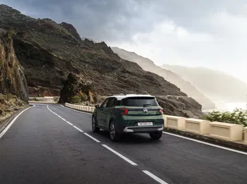 Vista trasera y lateral de Citroen C3 Aircross destacando su diseño compacto y moderno.