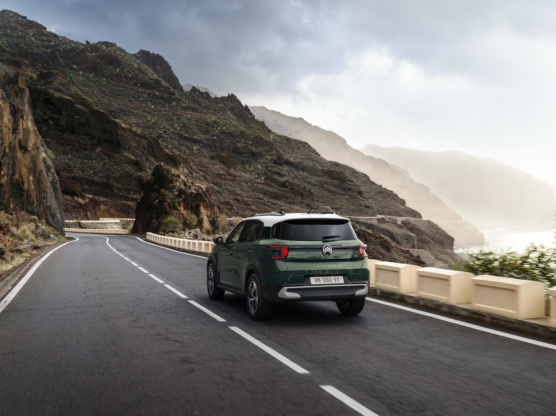 Vista trasera y lateral de Citroen C3 Aircross destacando su diseño compacto y moderno.