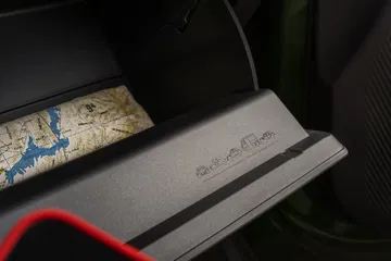 Vista del detallado grabado con historia del modelo, ubicado en el coche.
