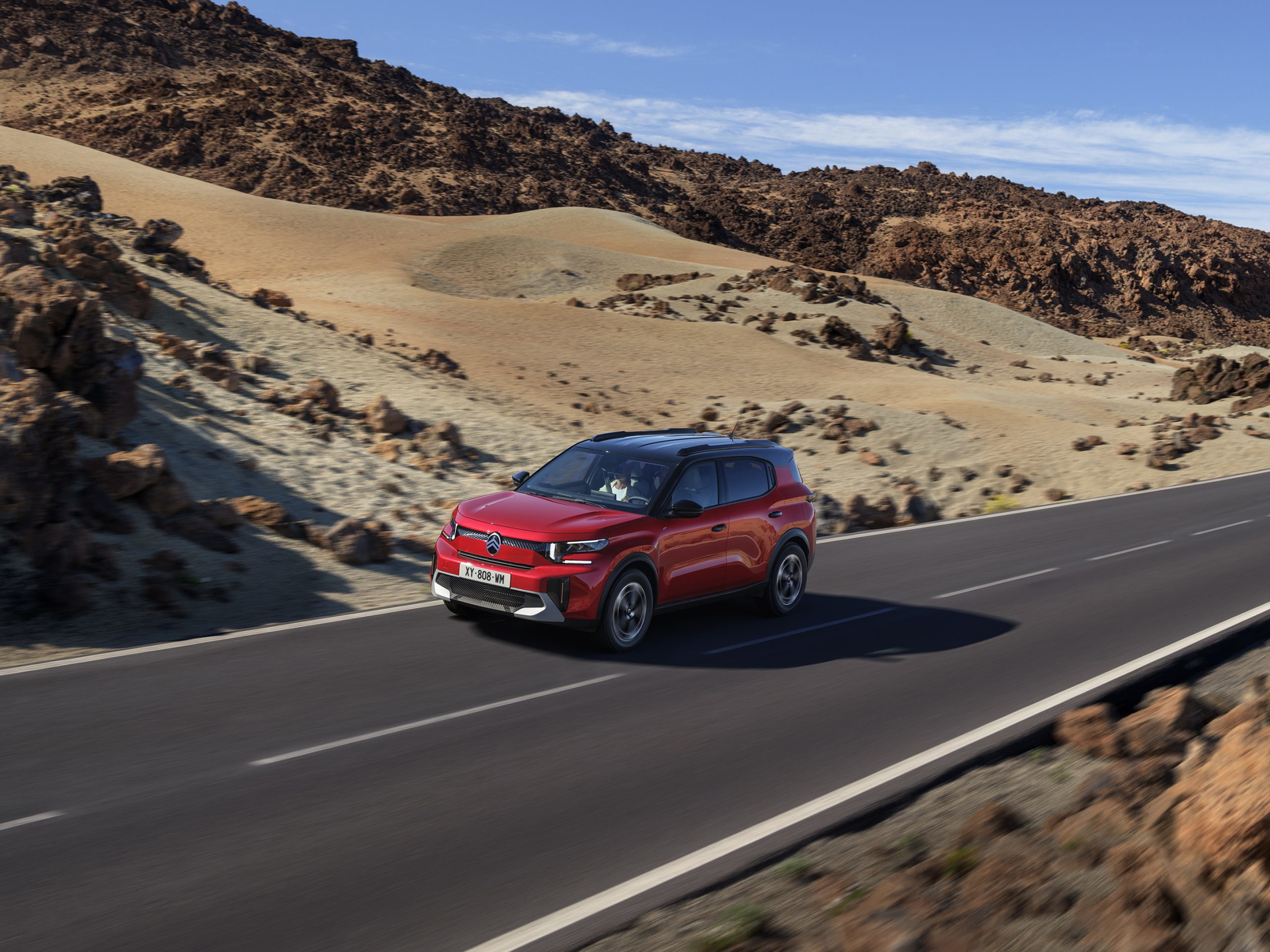 El Citroën C3 Aircross despliega líneas robustas en acción.