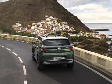 SUV Citroën C3 Aircross en dinámica por carretera, mostrando su versatilidad.