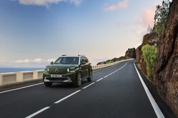 Vista dinámica del Citroën C3 Aircross, SUV económico con diseño europeo.
