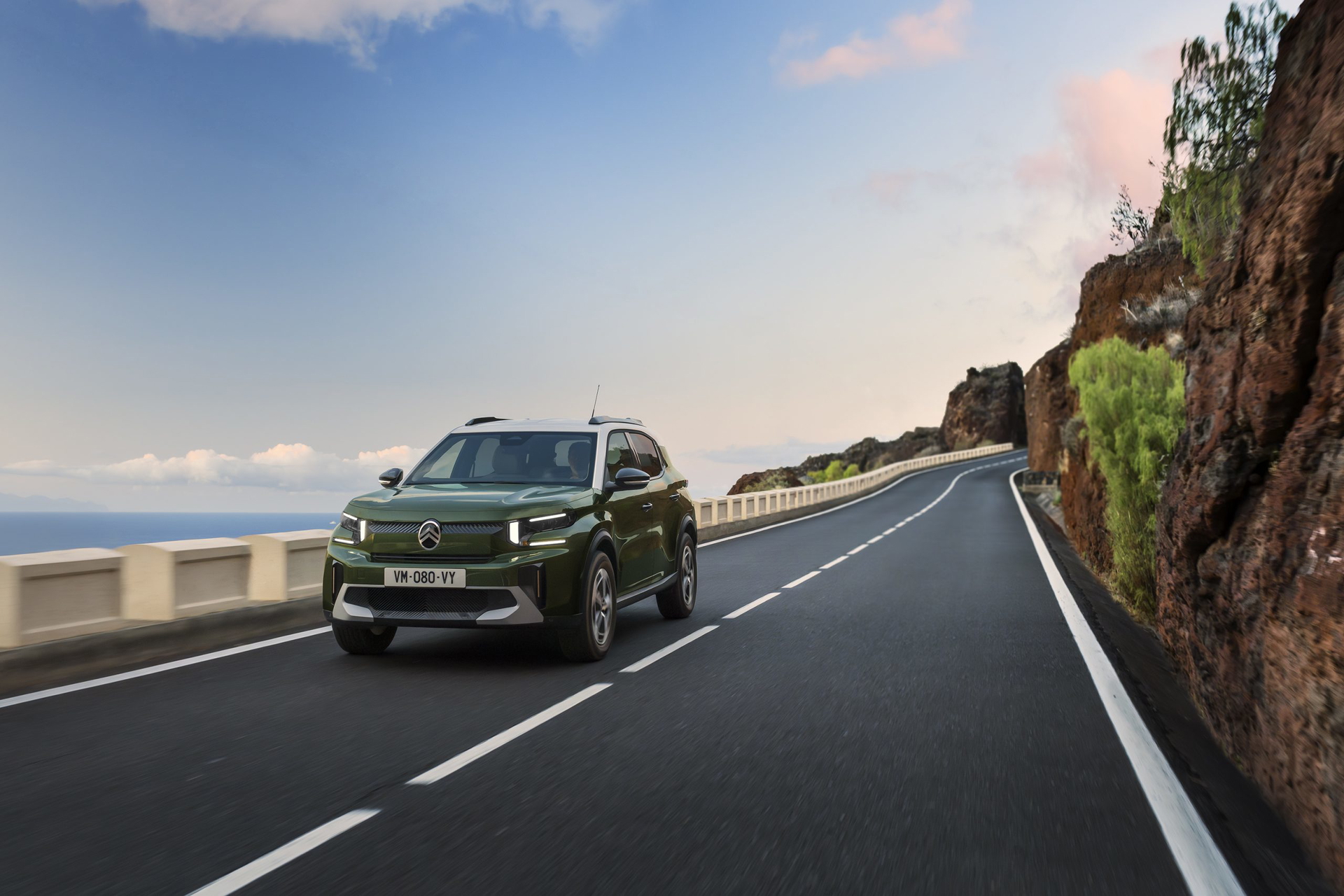 Vista dinámica del Citroën C3 Aircross, SUV económico con diseño europeo.