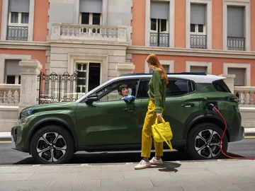 Un Citroën C3 Aircross en carga, mostrando su perfil urbano y estilo moderno.