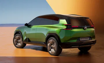 Vista dinámica del renovado Citroën C5 Aircross, reflejando su moderna estilística.