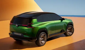 Vista trasera lateral del nuevo Citroën C5 Aircross, destacando su diseño renovado.