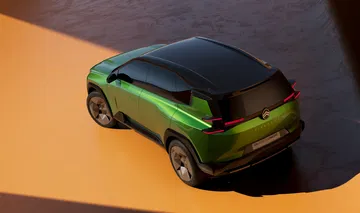 Vista aérea del nuevo Citroën C5 Aircross, destacando su diseño trasero y lateral.
