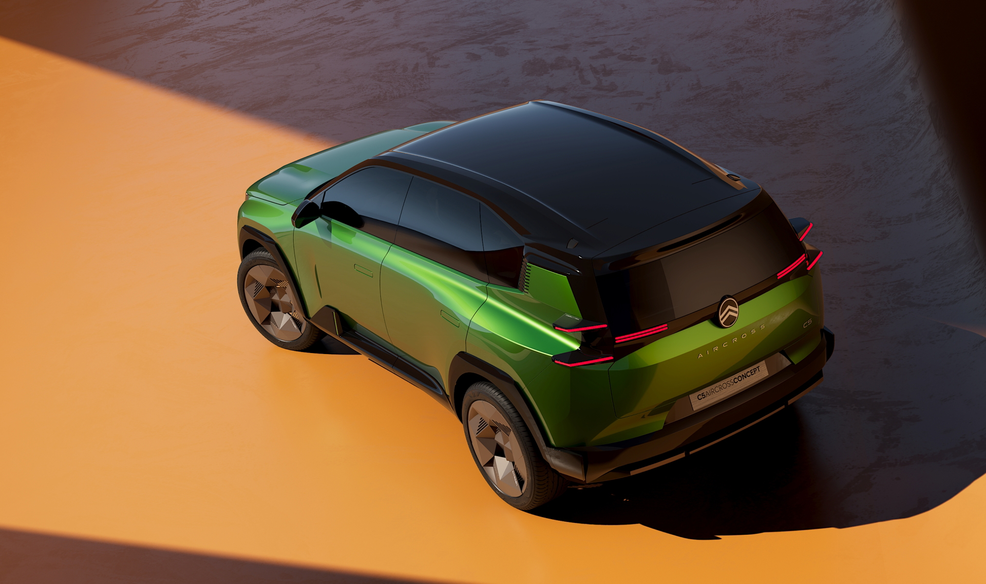 Vista aérea del nuevo Citroën C5 Aircross, destacando su diseño trasero y lateral.