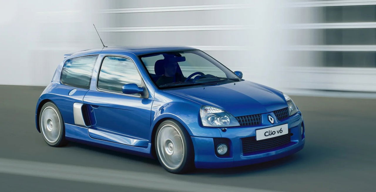 Vista lateral del Renault Clio V6 en movimiento, destacando su diseño deportivo y robusto.