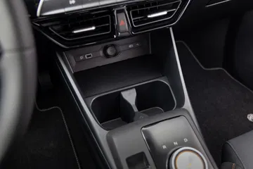 Vista de la consola central del MG3 con una oferta de 99 euros al mes