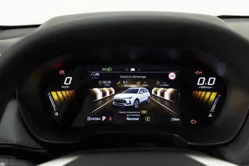 Cuadro de instrumentos digital del MG ZS mostrando información relevante para el conductor.