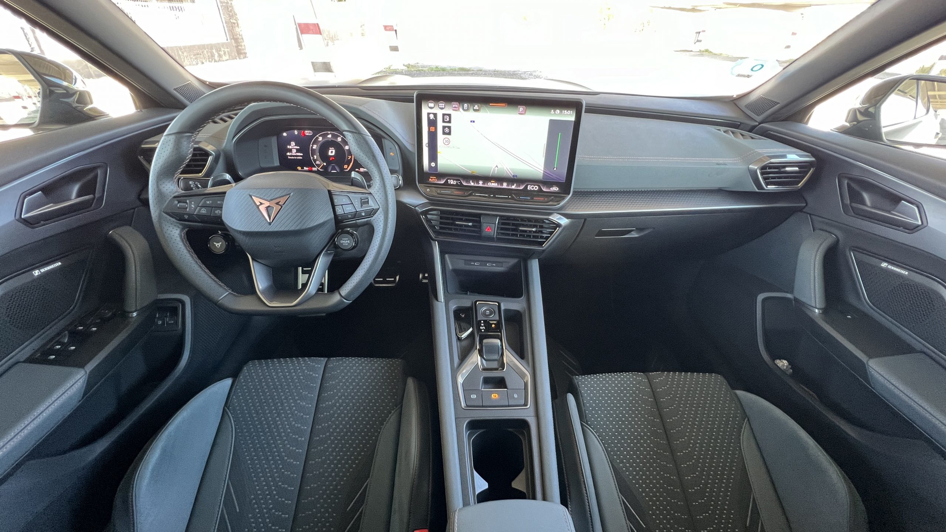 Vista del habitáculo del CUPRA Formentor PHEV, acabados de alta calidad