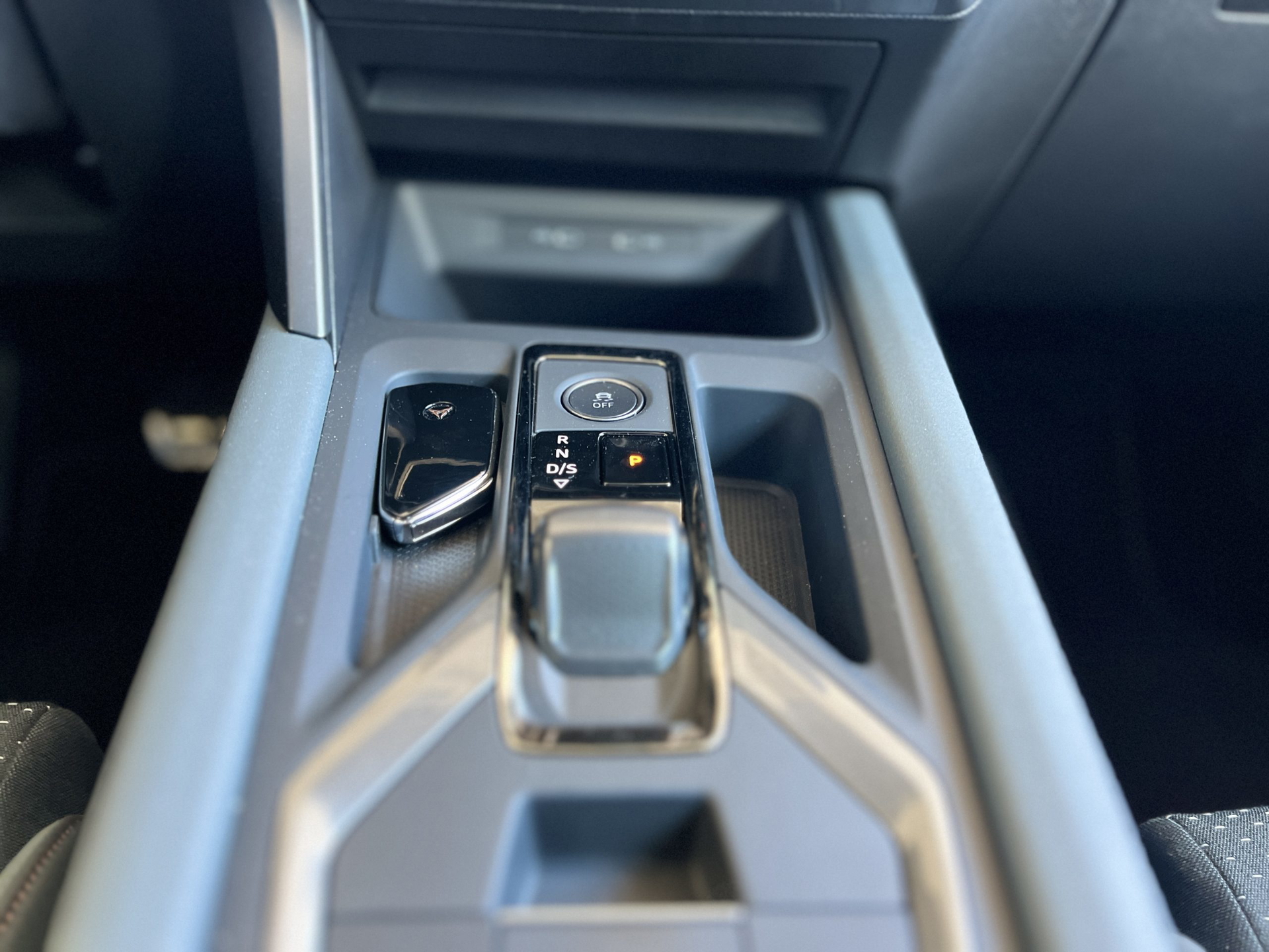 La imagen muestra la palanca de cambios del CUPRA Formentor PHEV, acabados premium.